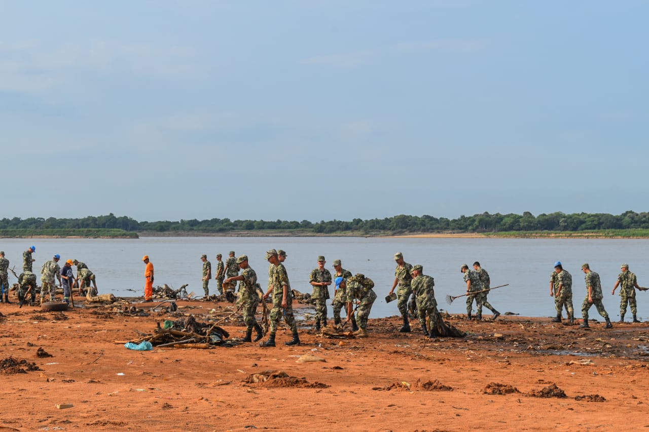 Militares realizan trabajos de limpieza del río Paraguay