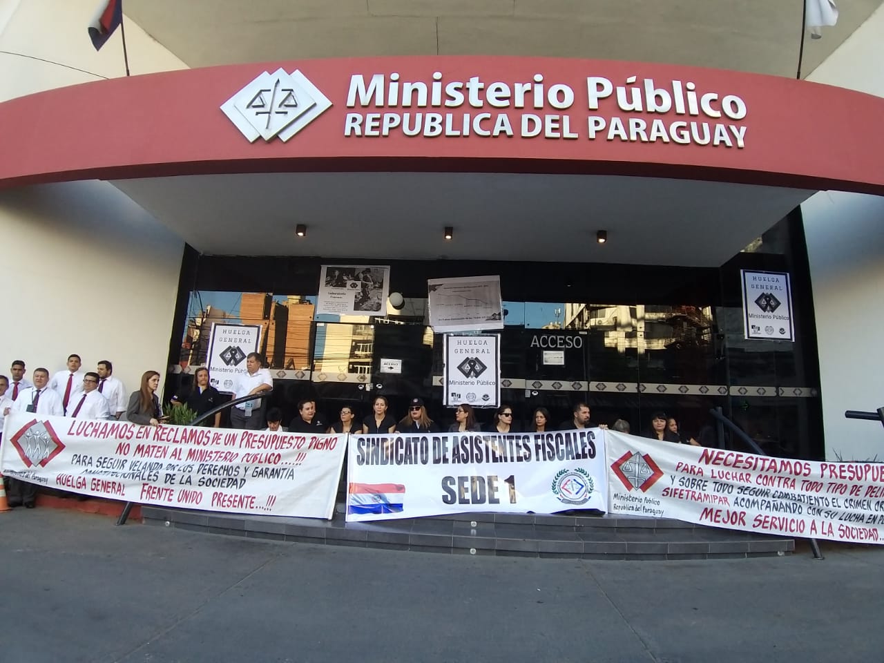 Funcionarios de Ministerio Público inician huelga por un mes