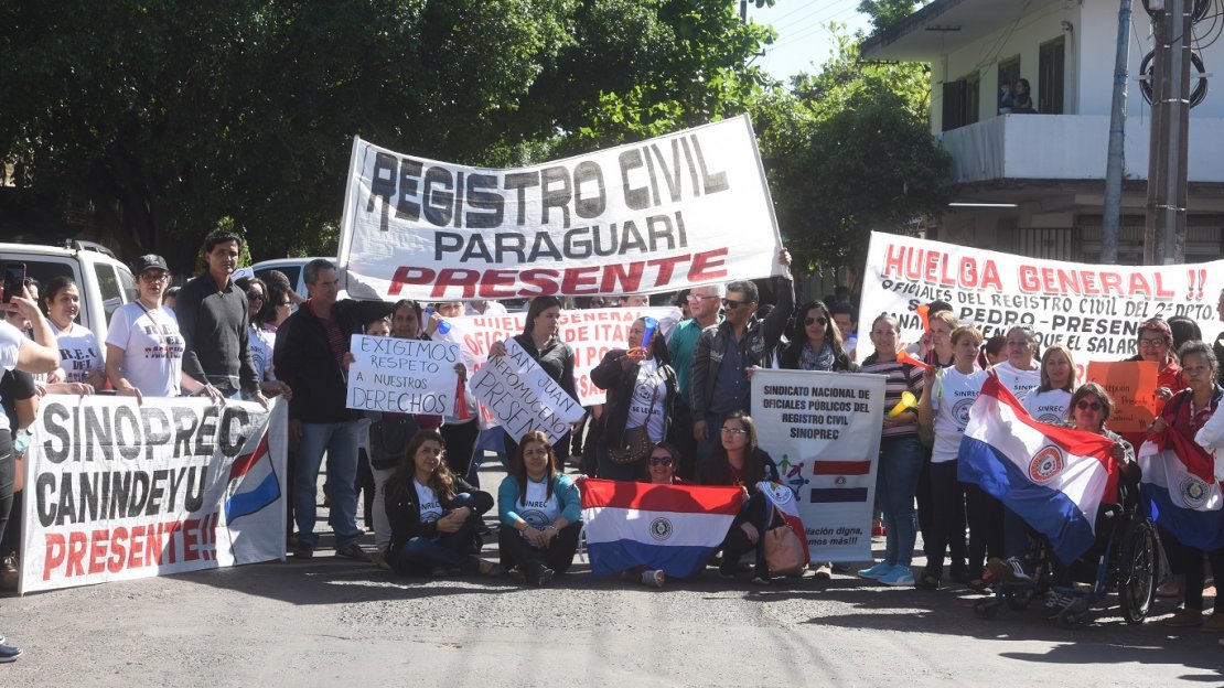 Funcionarios de Registro Civil siguen en huelga