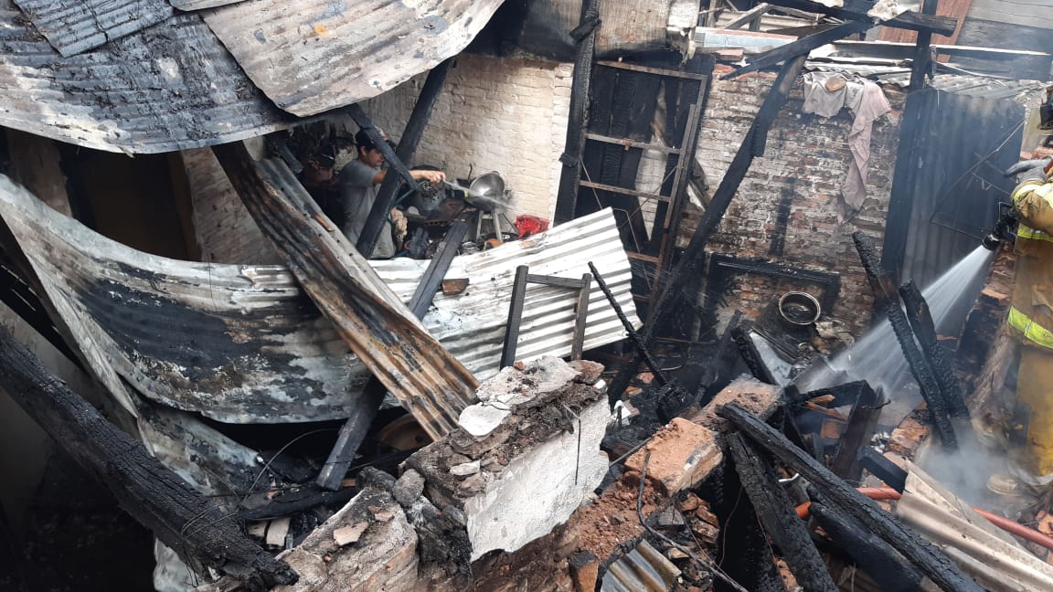 Incendio en Cambala consume totalmente una vivienda familiar.