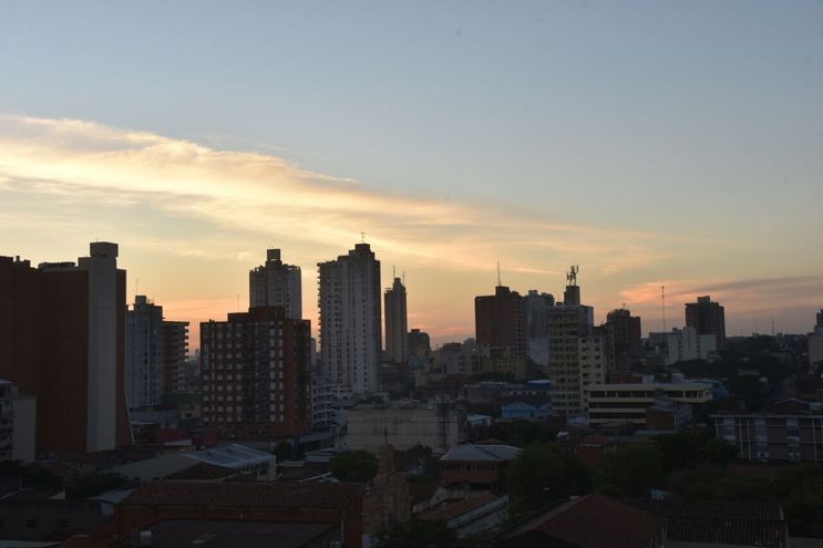 Lunes con extremo calor y algunos chaparrones, según Meteorología