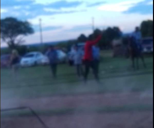 Hombre irresponsable realiza disparos al aire en carrera de caballos