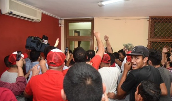 Apoderado de ANR presenta denuncia contra jóvenes que incidentaron Junta de Gobierno