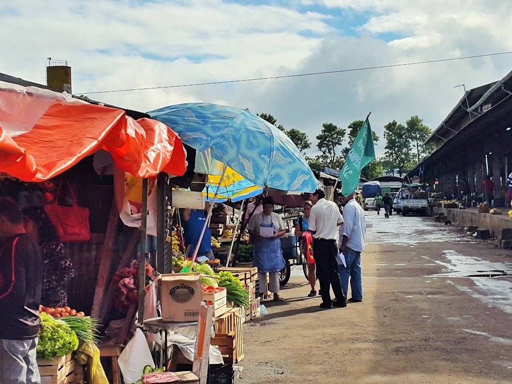 Campesinos “volantean” en Abasto para informar sobre crisis