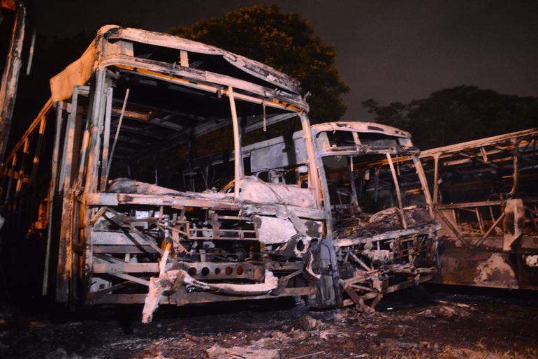 15 buses fueron incendiados en Mariano Roque Alonso