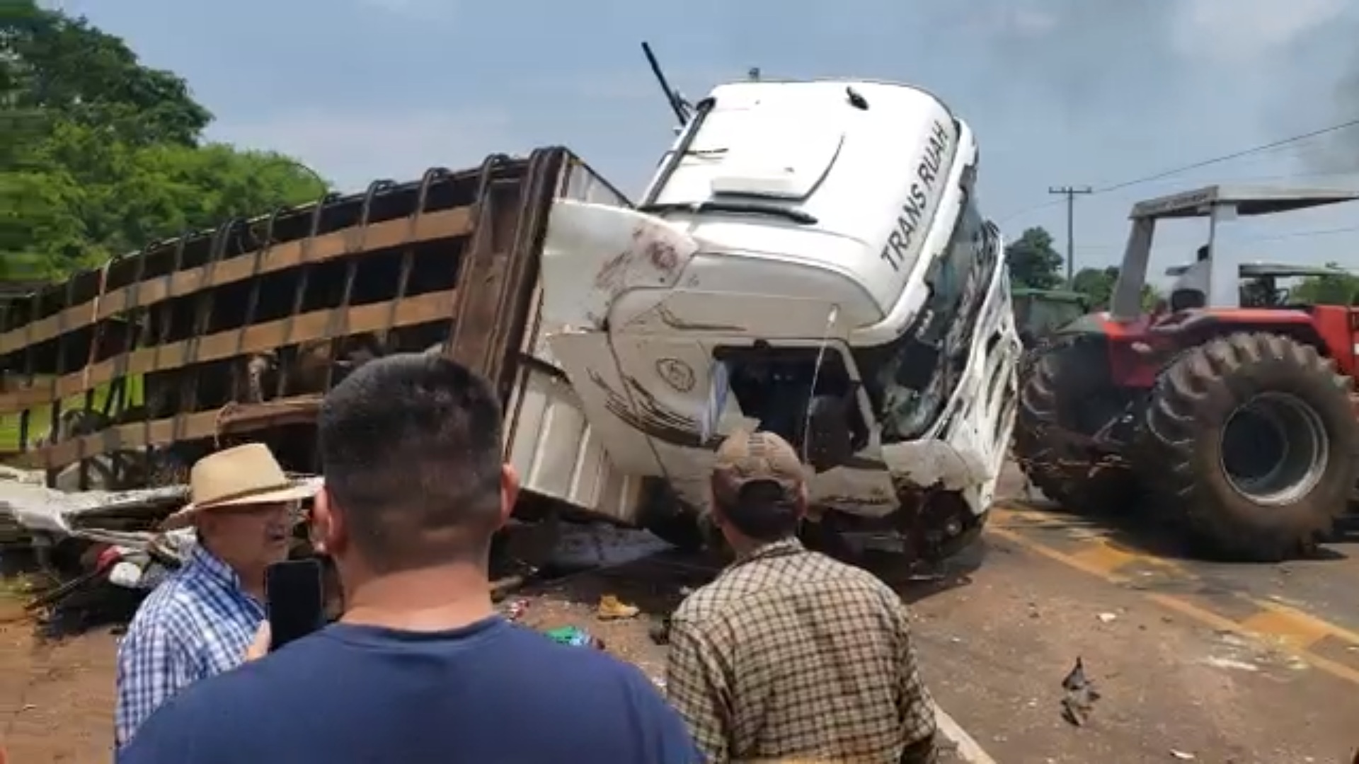 Imprudencia de chofer de minibús habría provocado cuádruple muerte sobre ruta en San Pedro