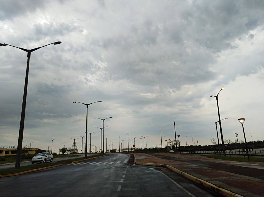 Jueves caluroso y con lluvias, pronostica Meteorología