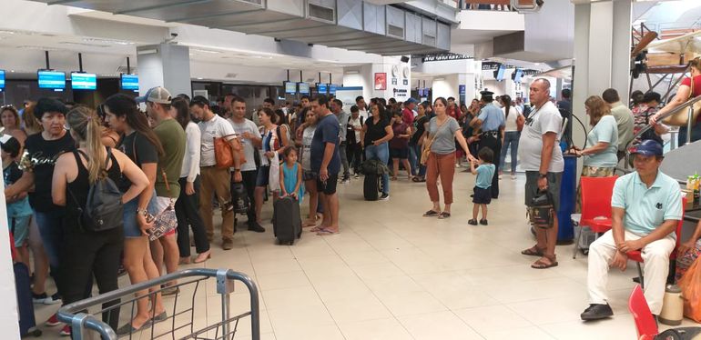 Desorden y colapso de pasajeros en aeropuerto Silvio Pettirossi