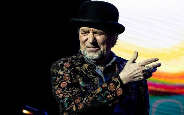 Joaquín Sabina cae del escenario en pleno concierto y es trasladado en camilla al hospital