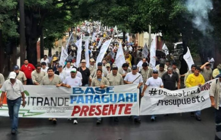 Sindicatos se manifiestan frente a Hacienda en protesta por recorte de beneficios