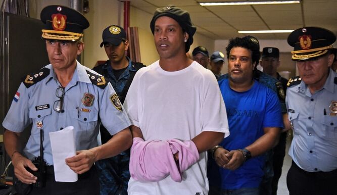 Abogados de Ronaldinho son convocados por juez para intentar rever prisión