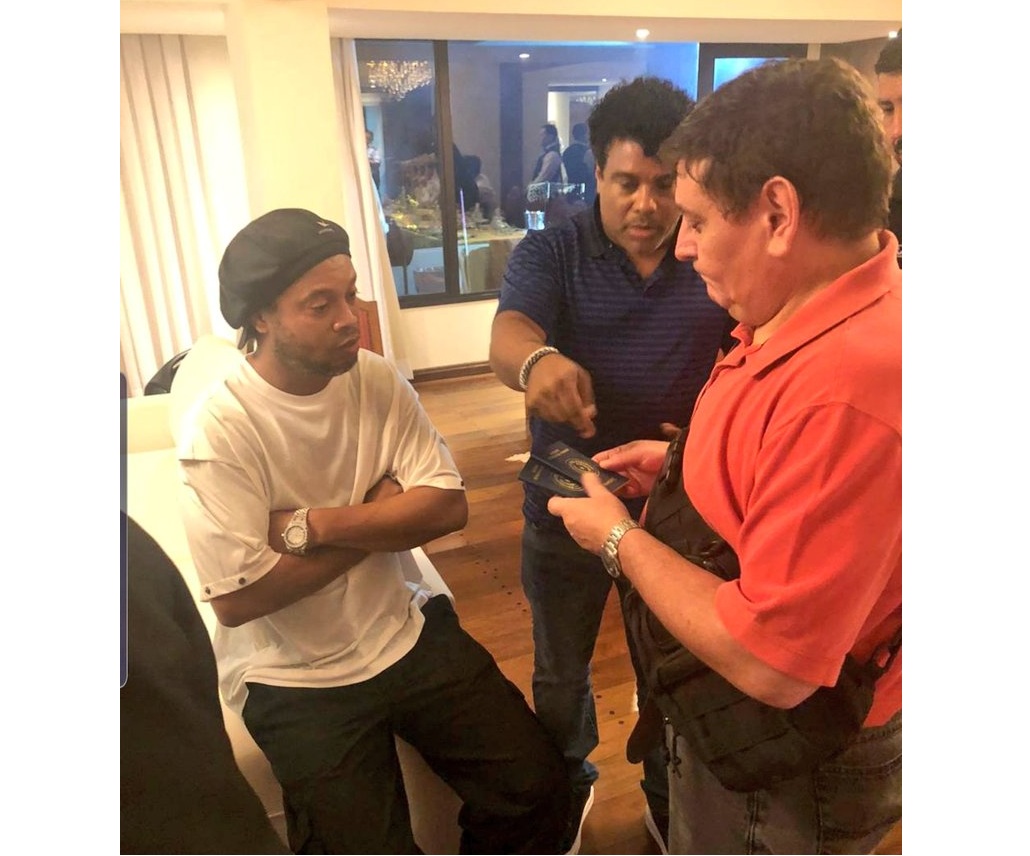 “A Ronaldinho en cualquier país serio se lo hubiese llevado esposado a la dependencia policial”, dice abogado