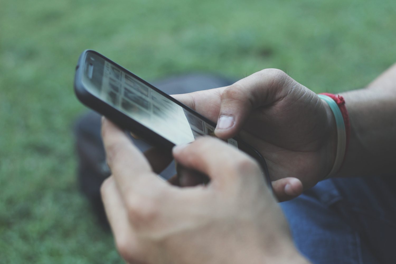 No se puede sostener que la educación digital es posible “porque cada familia en su casa tiene un celular”, critica experta