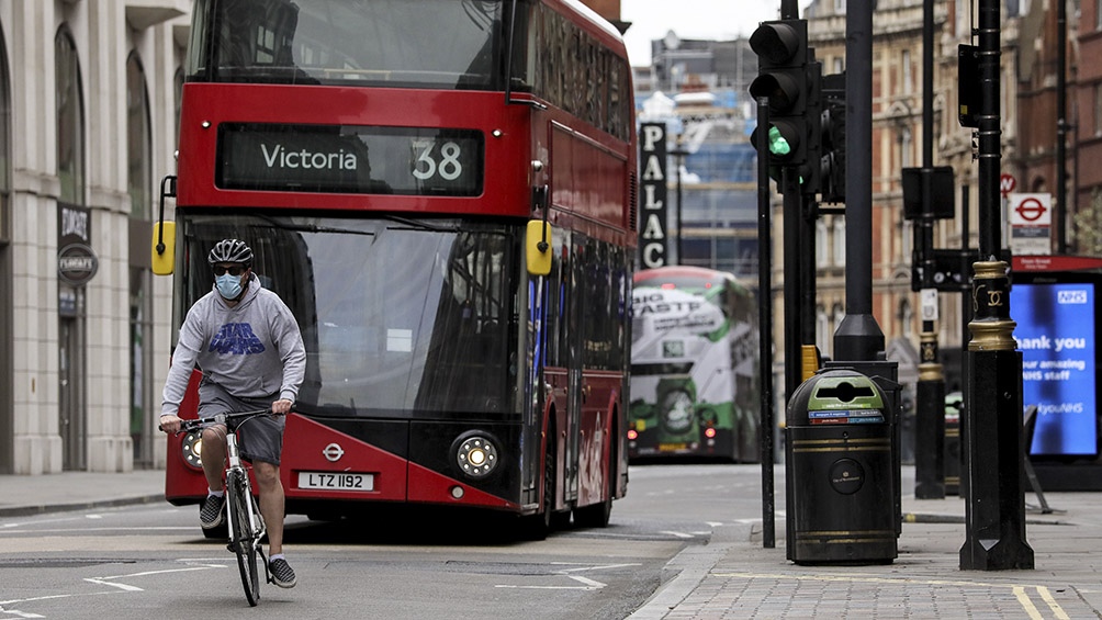 Coronavirus en Reino Unido: el país supera a Italia y ya es el lugar de Europa con más muertes