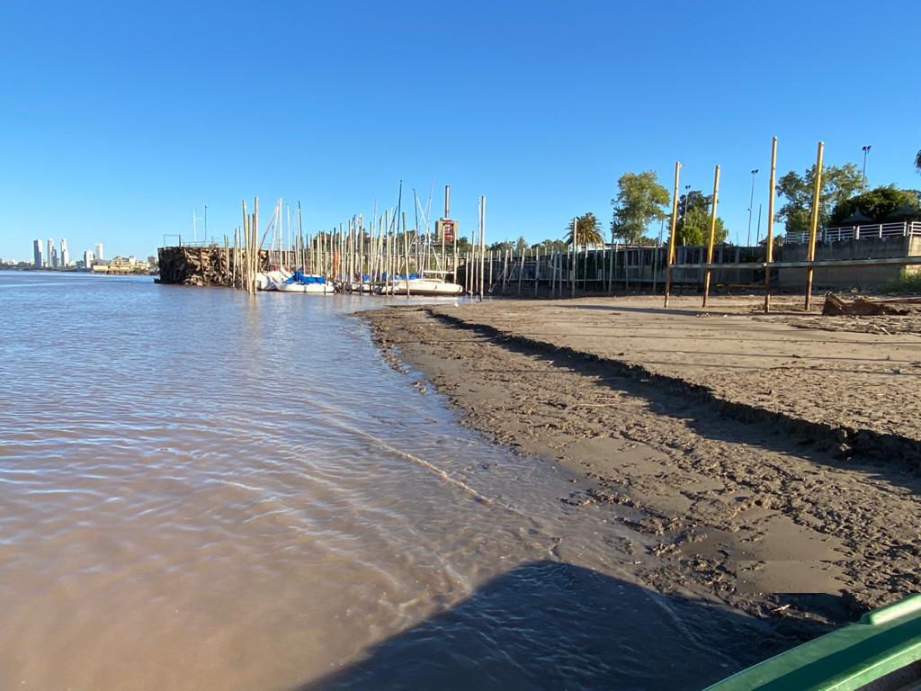 Más de 150 barcazas están varadas por bajo nivel del río Paraná