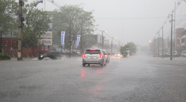 Lunes caluroso, con lluvias y tormentas eléctricas, anuncia Meteorología