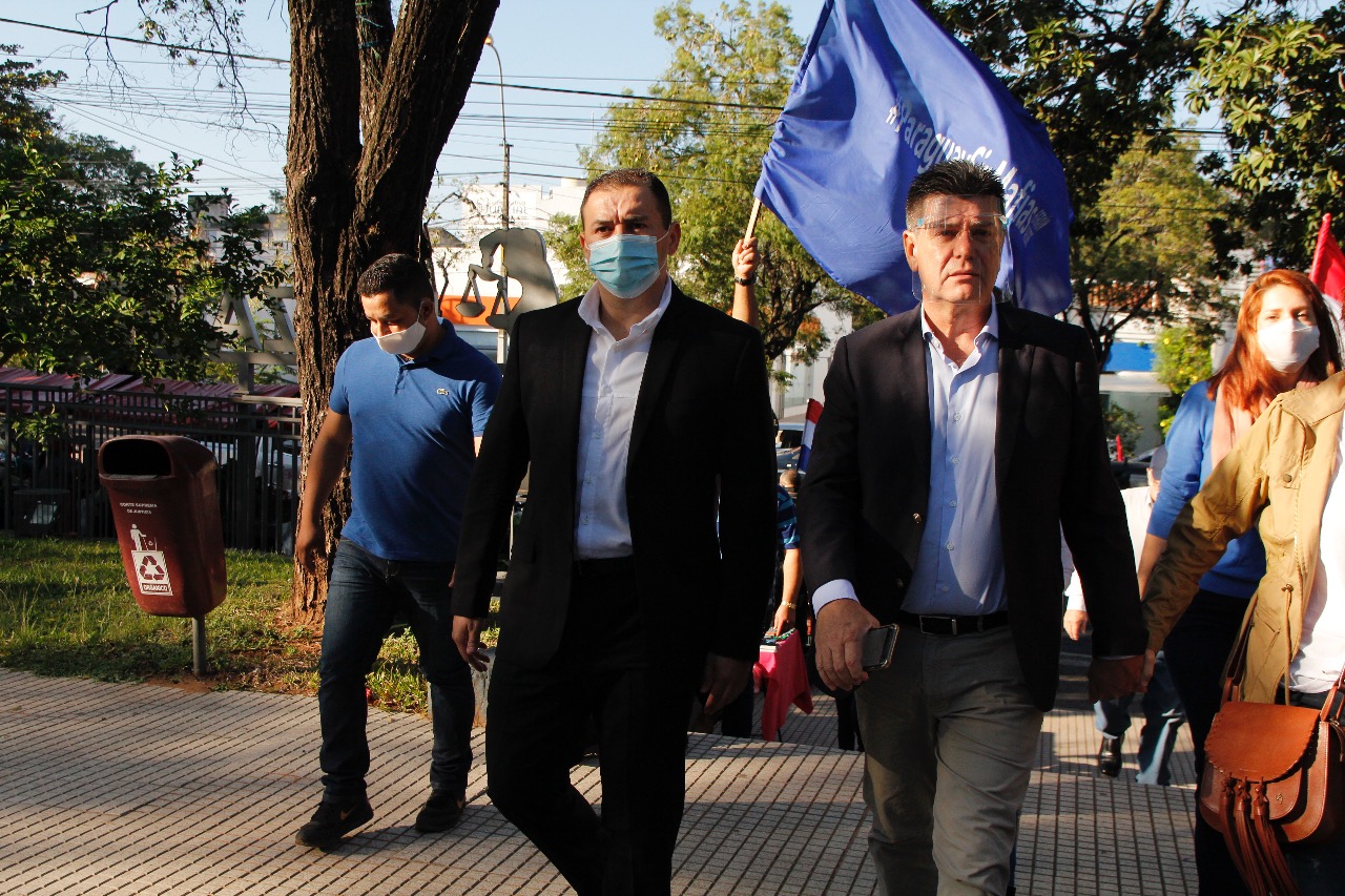 Efraín llegó acompañado de una caravana al Poder Judicial