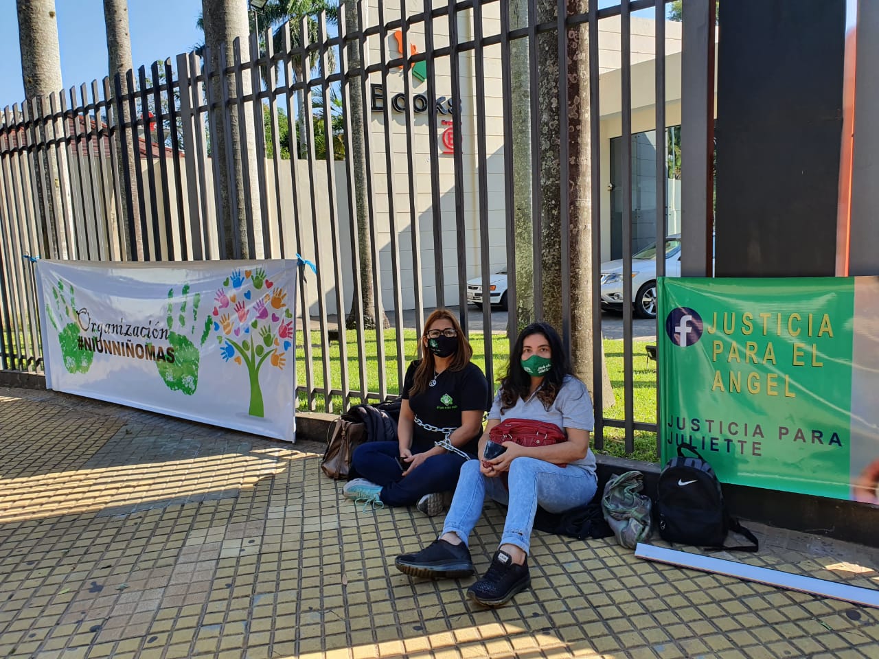 Mujeres se encadenan frente a Mburivicha Róga exigiendo se esclarezca la desaparición de Juliette