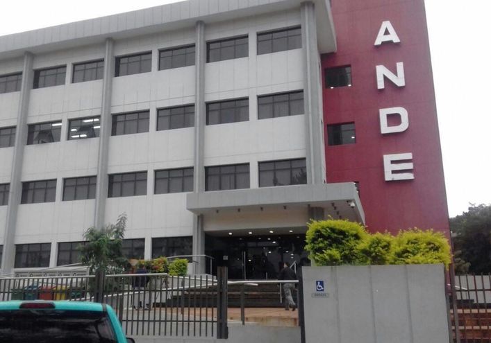 Sindicato de ANDE pide a Contraloría investigaciones sobre supuestas compras sobrefacturadas de postes