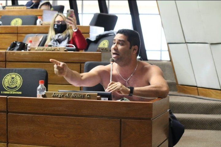 Jorge Brítez, tras sacarse la ropa en sesión de Cámara de Diputados: “No me quedó otra cosa que rasgarme las vestiduras”