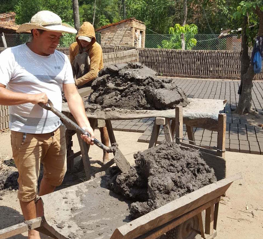 Ceramistas esperanzados en la construcción de viviendas sociales para reactivar el sector