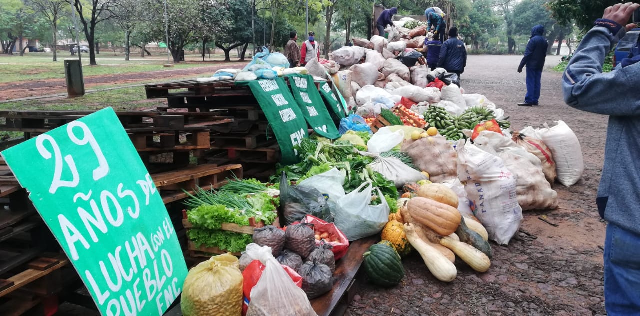 Federación Nacional Campesina entrega alimentos a familias carenciadas de Asunción