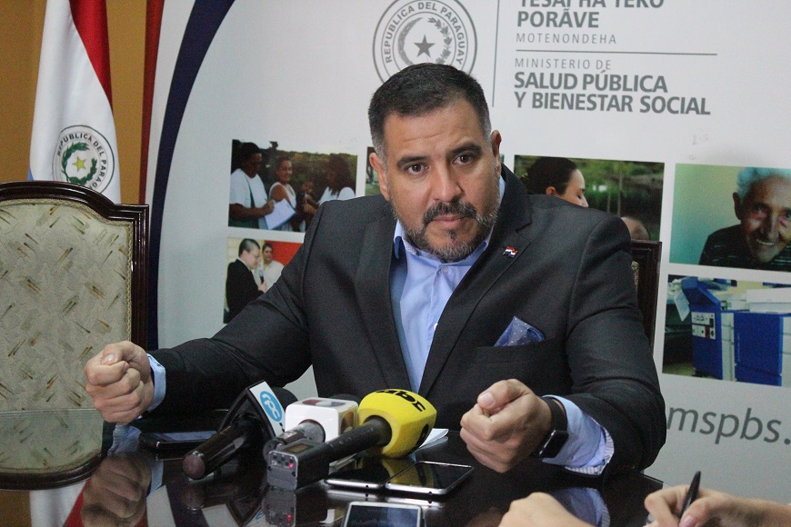 Exministro de Salud tirotea contra MITIC por falta de comunicación sobre COVID-19: “Ni para tranca de puerta del infierno sirve”