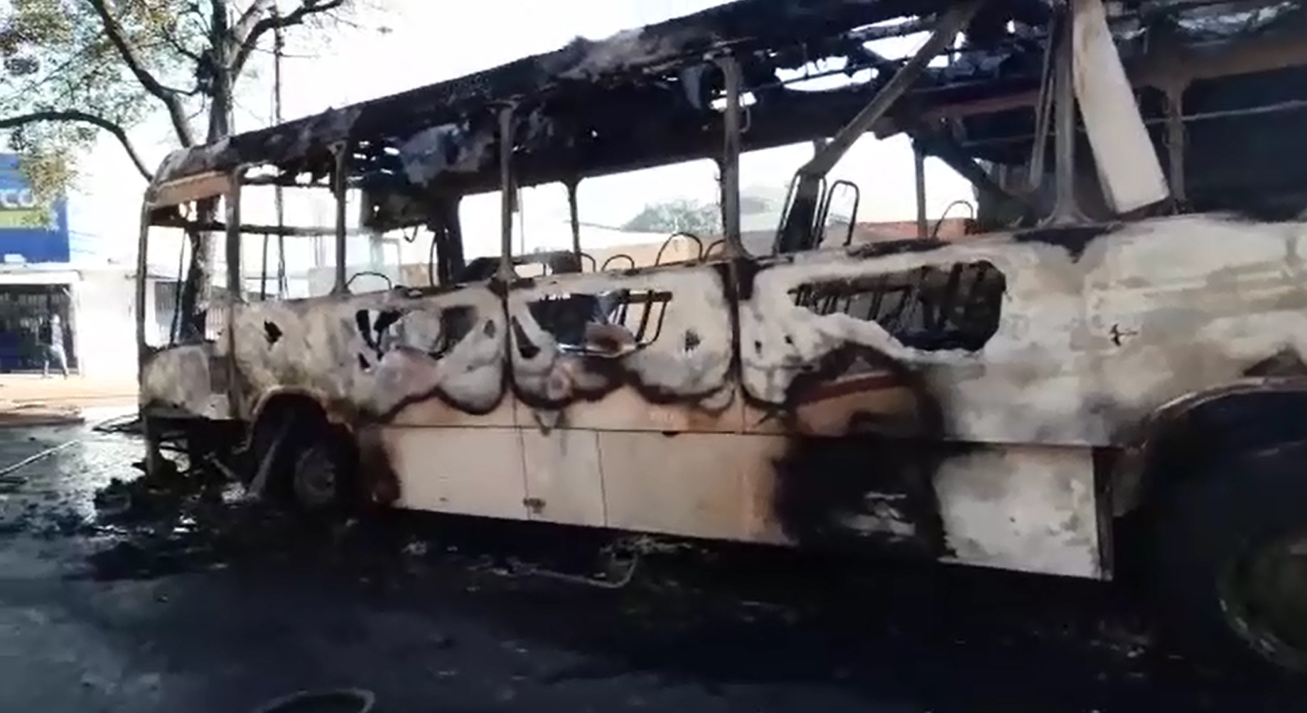 Bus se incendió por completo en zona del Mercado 4