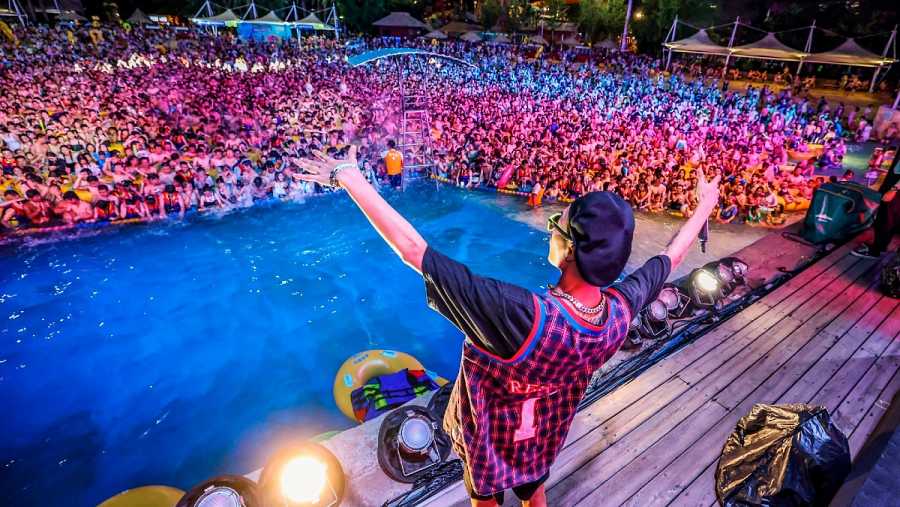 Sin miedo al coronavirus en una fiesta multitudinaria en un parque acuático de Wuhan, epicentro de la pandemia en China