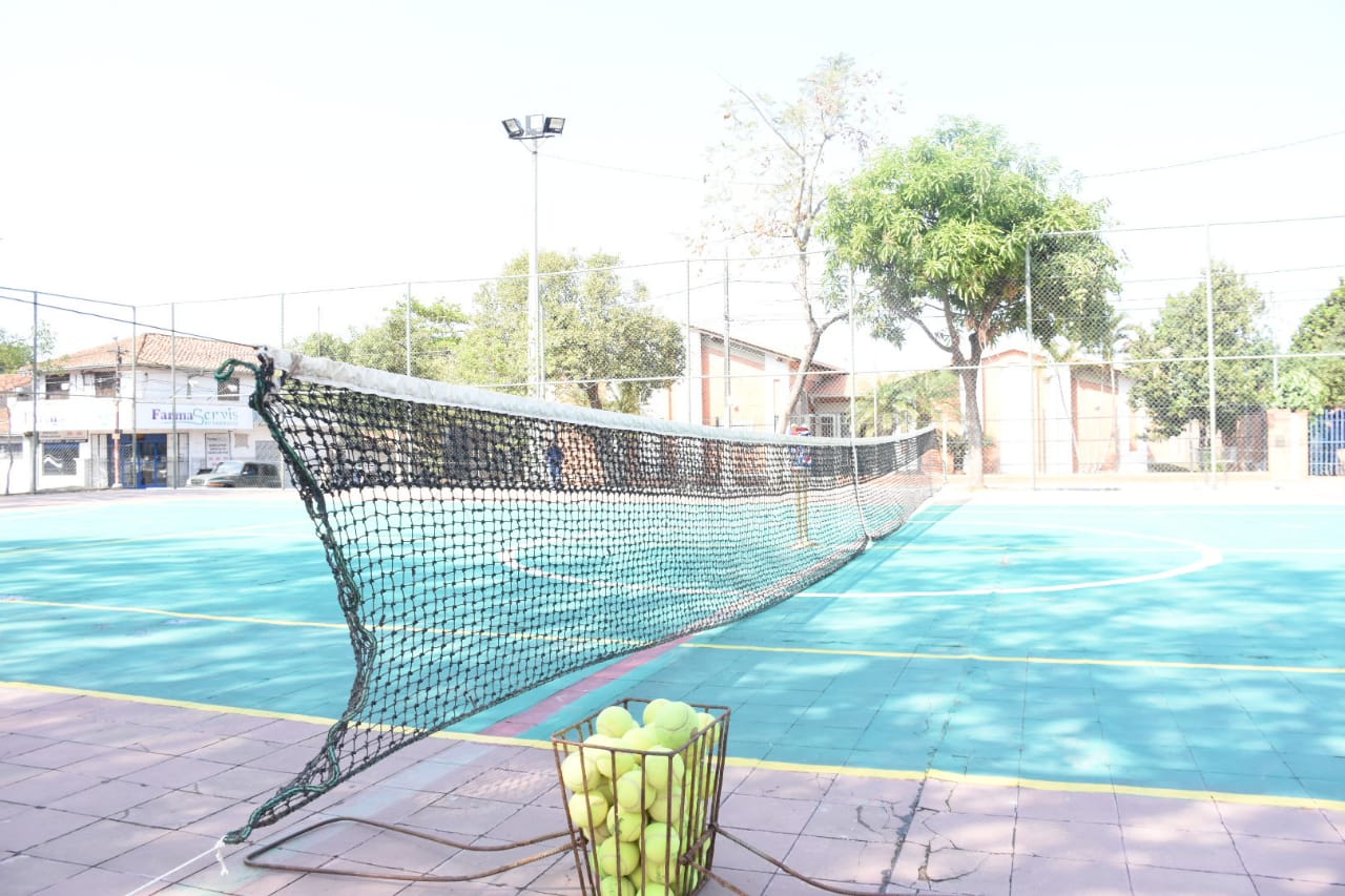 Habilitan primera cancha de tenis municipal en la avenida 21º Proyectada y Chile