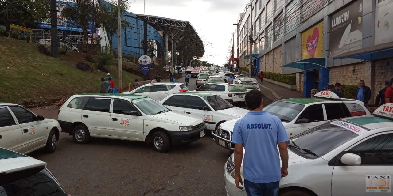Taxistas de CDE se manifestarán exigiendo la apertura del Puente de la Amistad