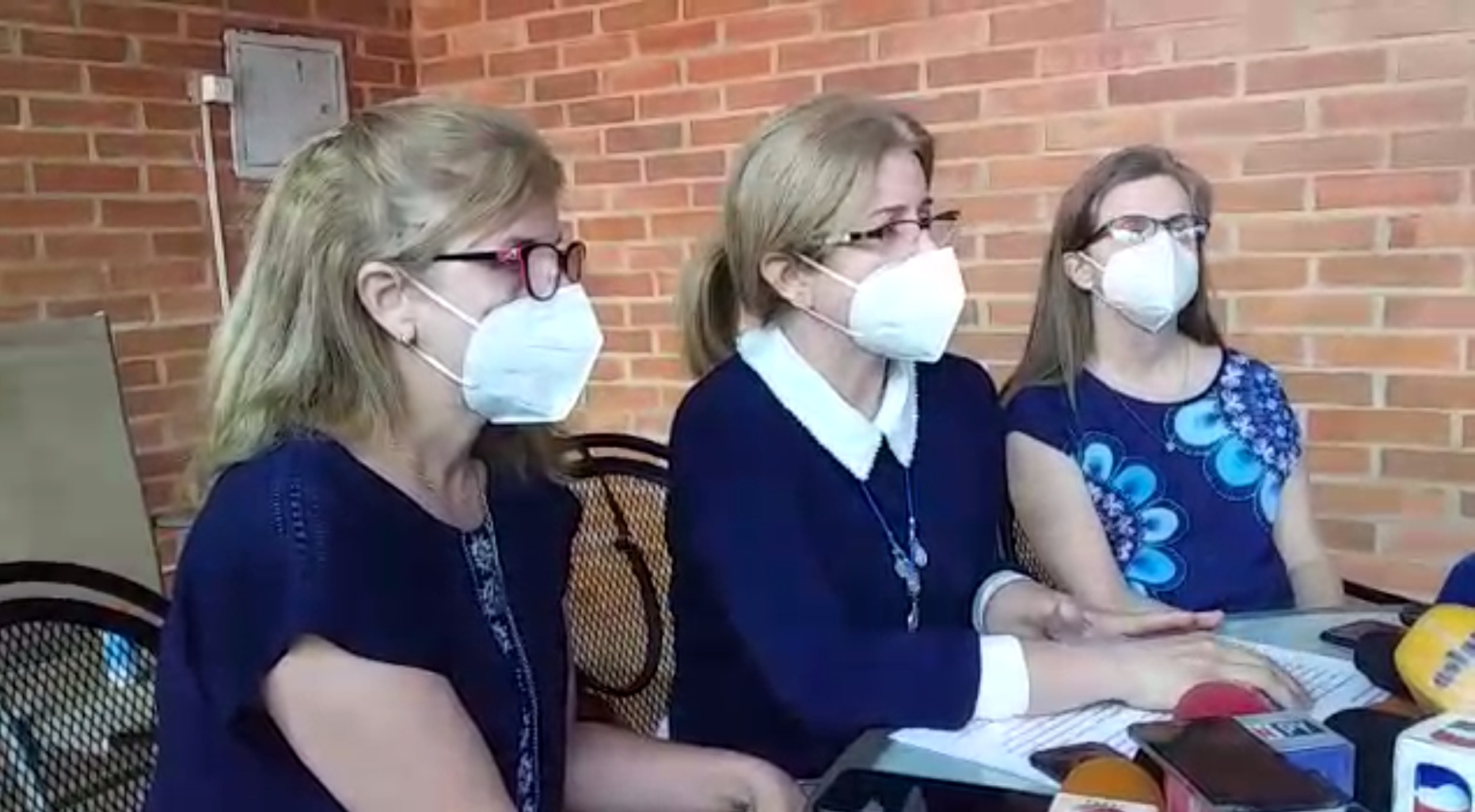 “La vida de mi papá está en manos de ustedes”: Hijas de Óscar Denis claman por provisión de medicamentos y comunicación
