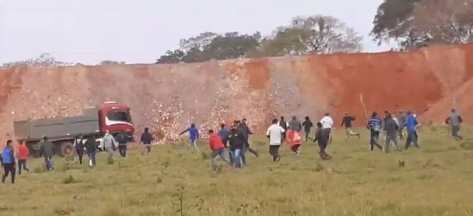 Nuevo conflicto en Paso Yobái por el oro: Coordinadora de mineros e intendente atropellaron en propiedad, denuncia dueño