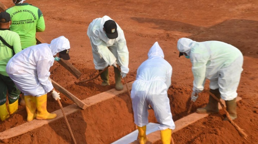 En Indonesia castigan cavando tumbas a los que se niegan a usar mascarilla