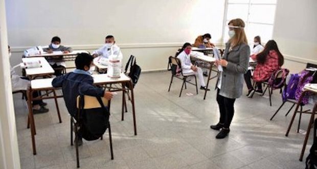 Directores exigen mesa de diálogo para definir inicio de clases en el sector público