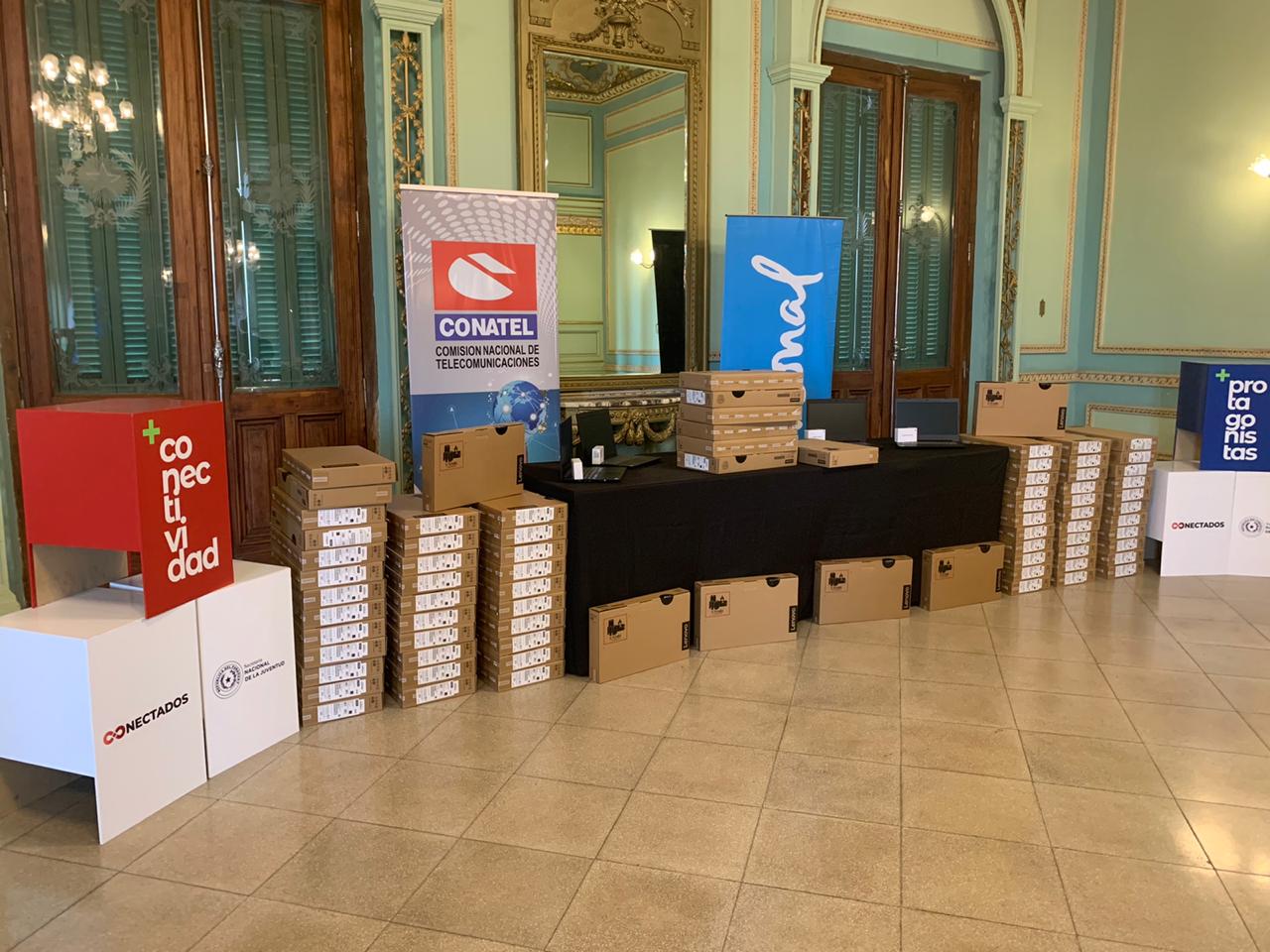 CONATEL dona notebooks a la Universidad Nacional de Asunción