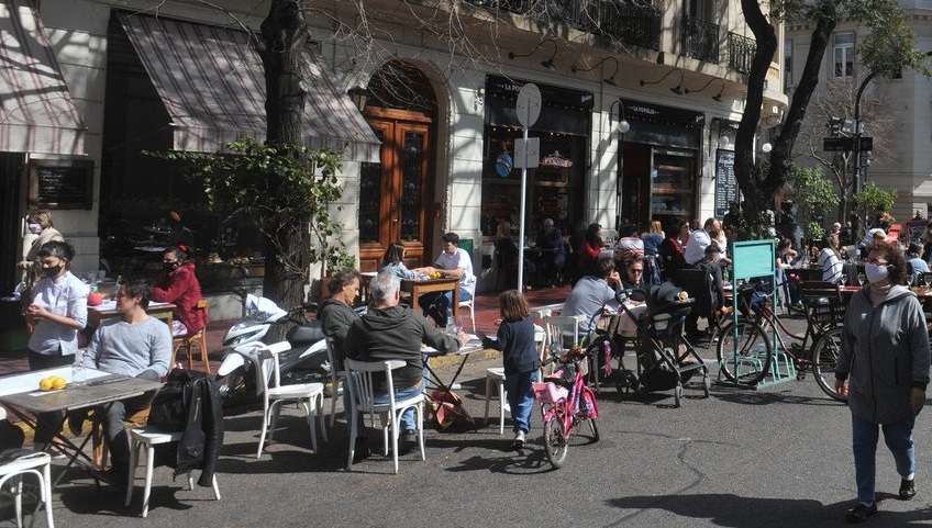 Dueños de bares y restaurantes de Asunción deben realizar trámites en Municipalidad para ocupar calles