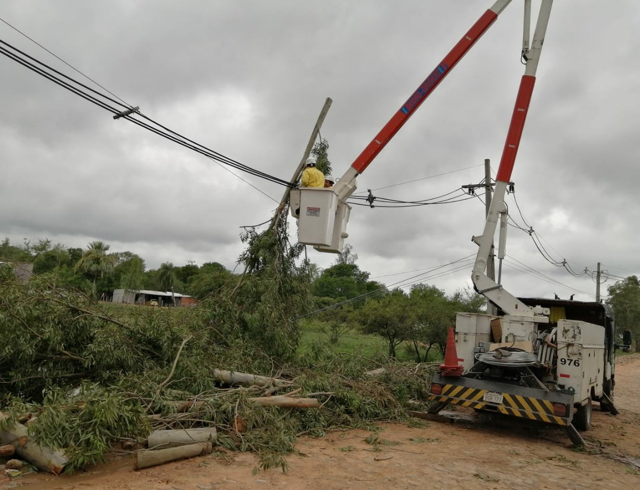 ANDE reporta que 20 mil clientes aún siguen sin electricidad
