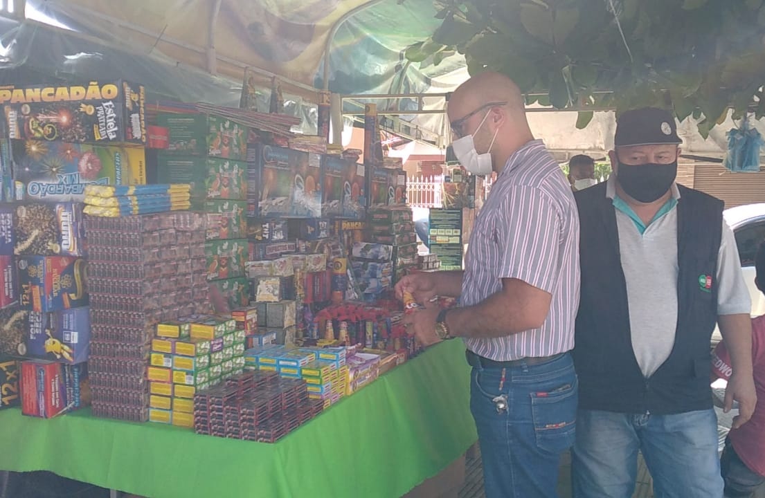 Municipalidad de Asunción fiscaliza puestos de ventas de fuegos pirotécnicos en Mercado 4