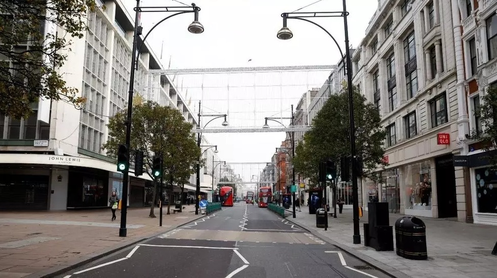 Londres vuelve a cerrar y Johnson llama a festejar la Navidad “con prudencia”
