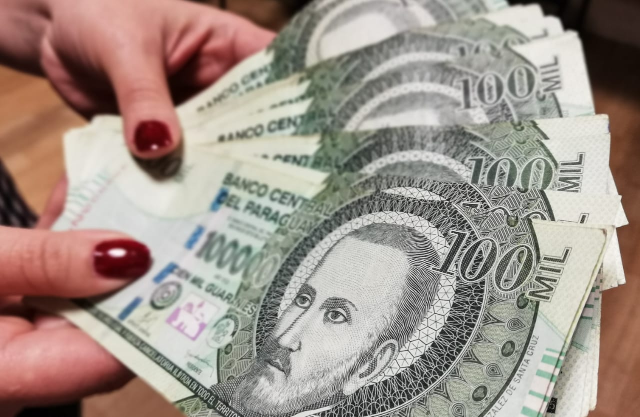 Gobierno autorizó pago de aguinaldo a casi 100.000 trabajadores asegurados de IPS suspendidos