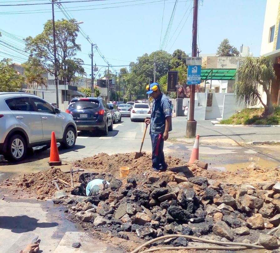 Realizan trabajos para mejorar distribución de agua potable en Asunción