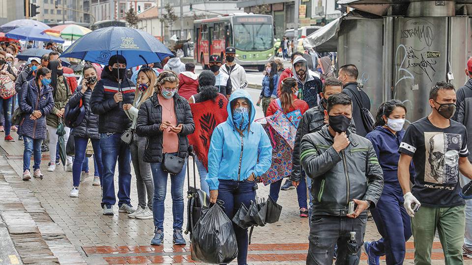 Colombia reimpone restricciones por COVID para contener rebrote