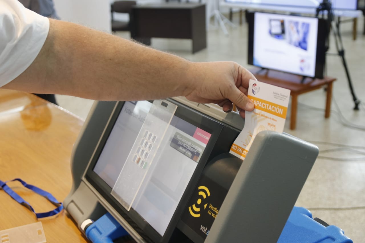 Elecciones 2021: TSJE culminó periodo de capacitación de funcionarios para uso de máquinas de votación