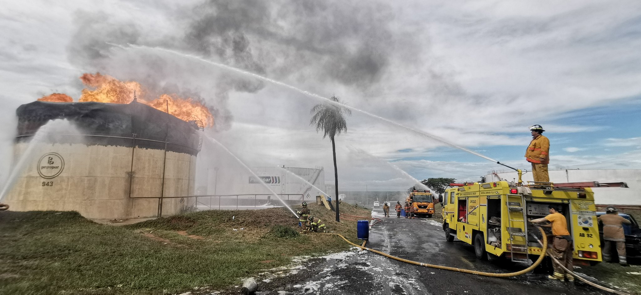 Bomberos siguen trabajando para controlar incendio en la planta de PETROPAR