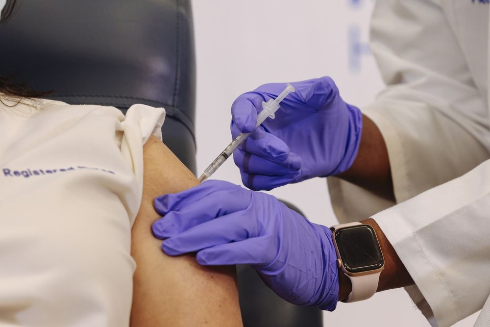 Neumólogo pide que Salud verifique su plan de vacunación contra COVID-19: “La primera línea es muy amplia”