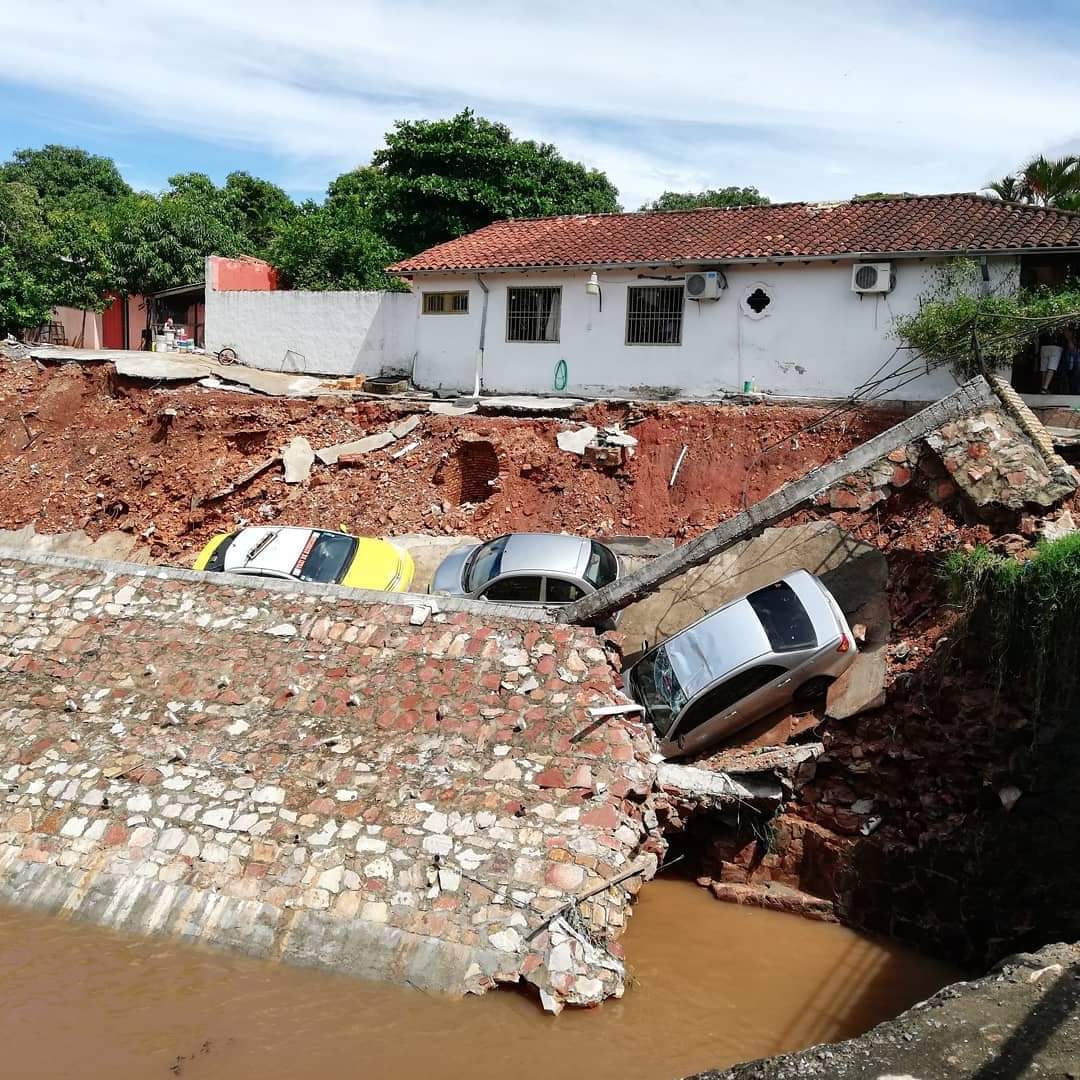 Vehículos caídos a arroyo Lambaré fueron rescatados