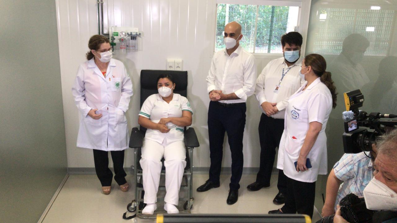 Vacunación contra COVID-19 inició hoy en 4 hospitales: “Paraguay ya está entre los 75 países que comenzaron la campaña”