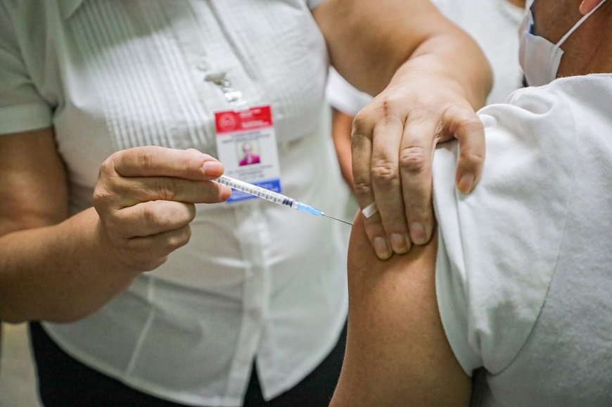 Vacunación anticovid-19: Extranjeros residentes en el país podrán registrarse desde este sábado