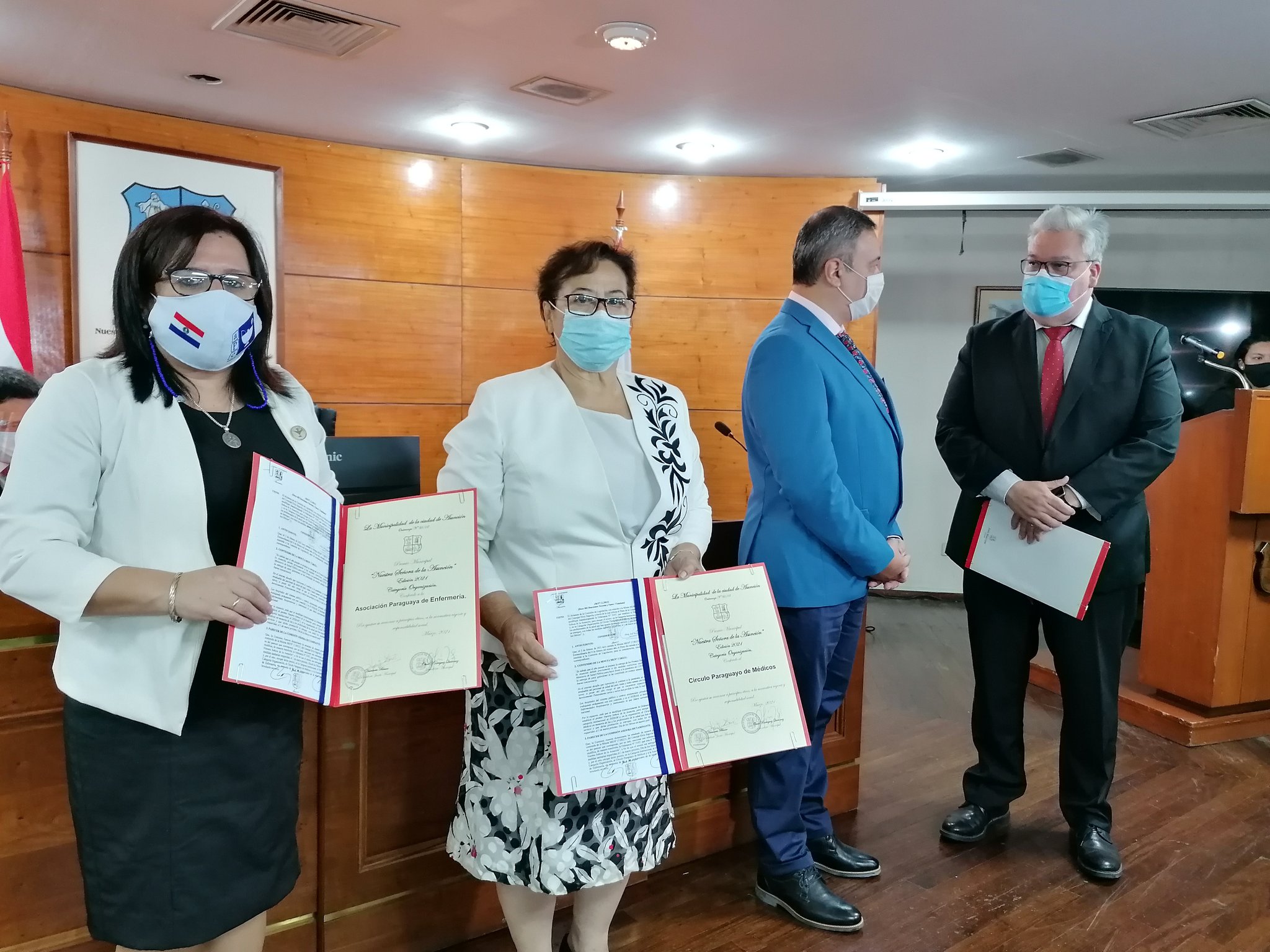 Junta Municipal de Asunción otorga reconocimientos a médicos, enfermeros e INERAM